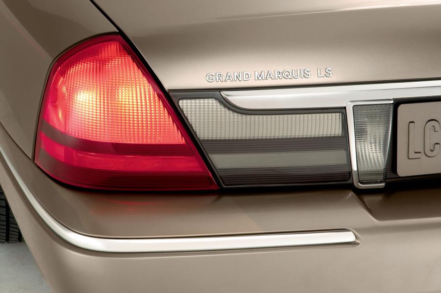  Mercury Grand Marquis 2005 года  (фото 22 из 30)